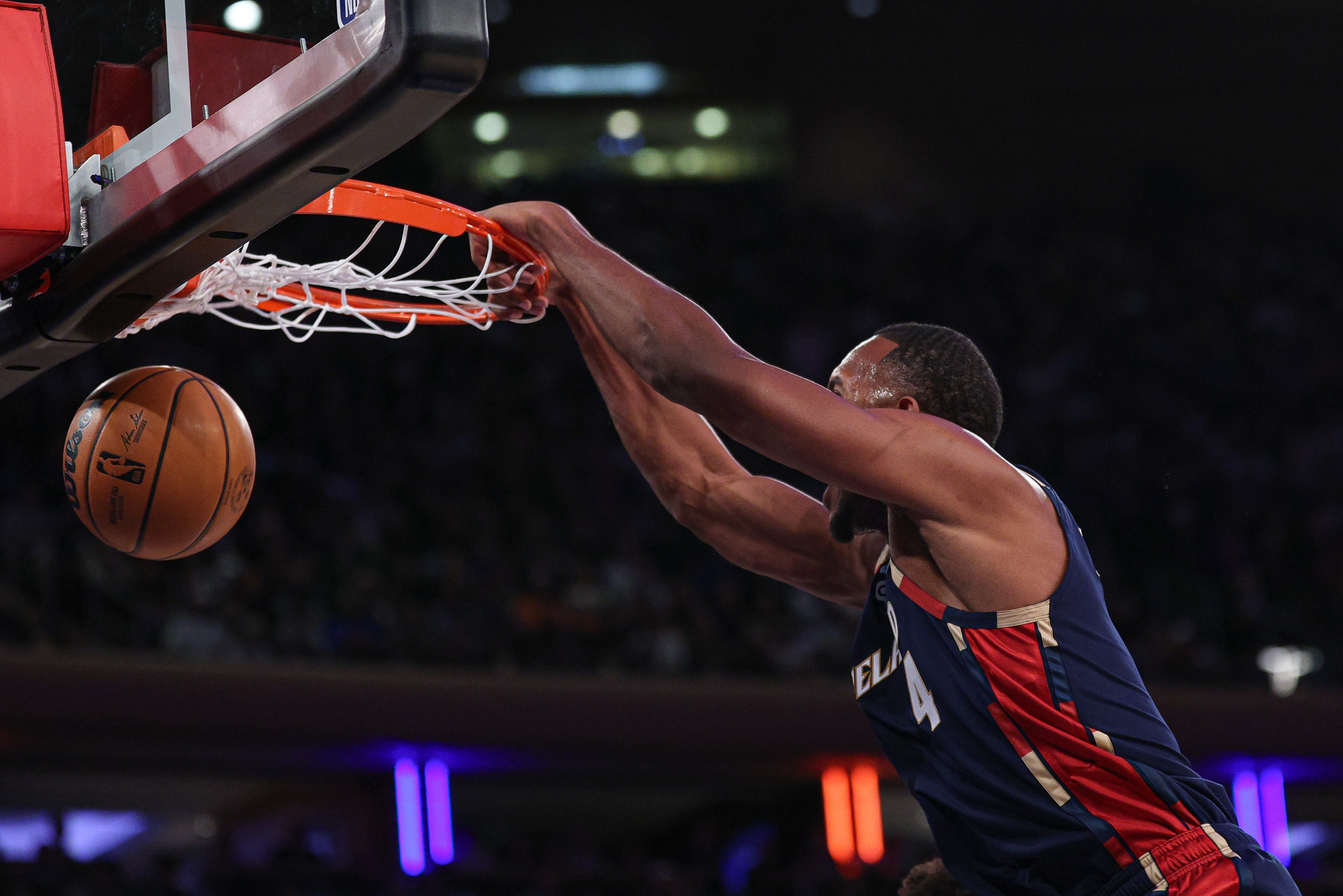 Xingkong sports-不进还有我！莫布里跟进双手扭腰暴力补扣